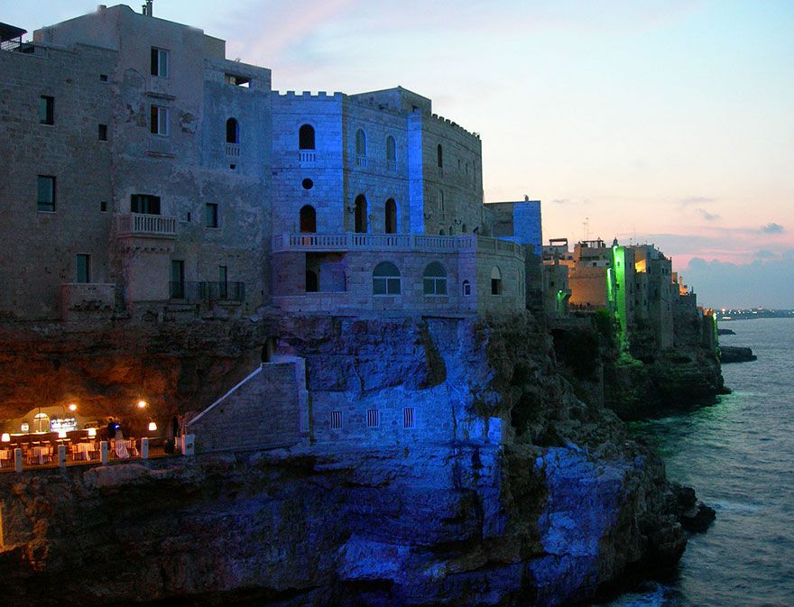 Interior-Design-Beldecor-AD-Italian-Cave-Restaurant-Grotta-Palazzese-In-The-Town-Of-Polignano-Mare-10