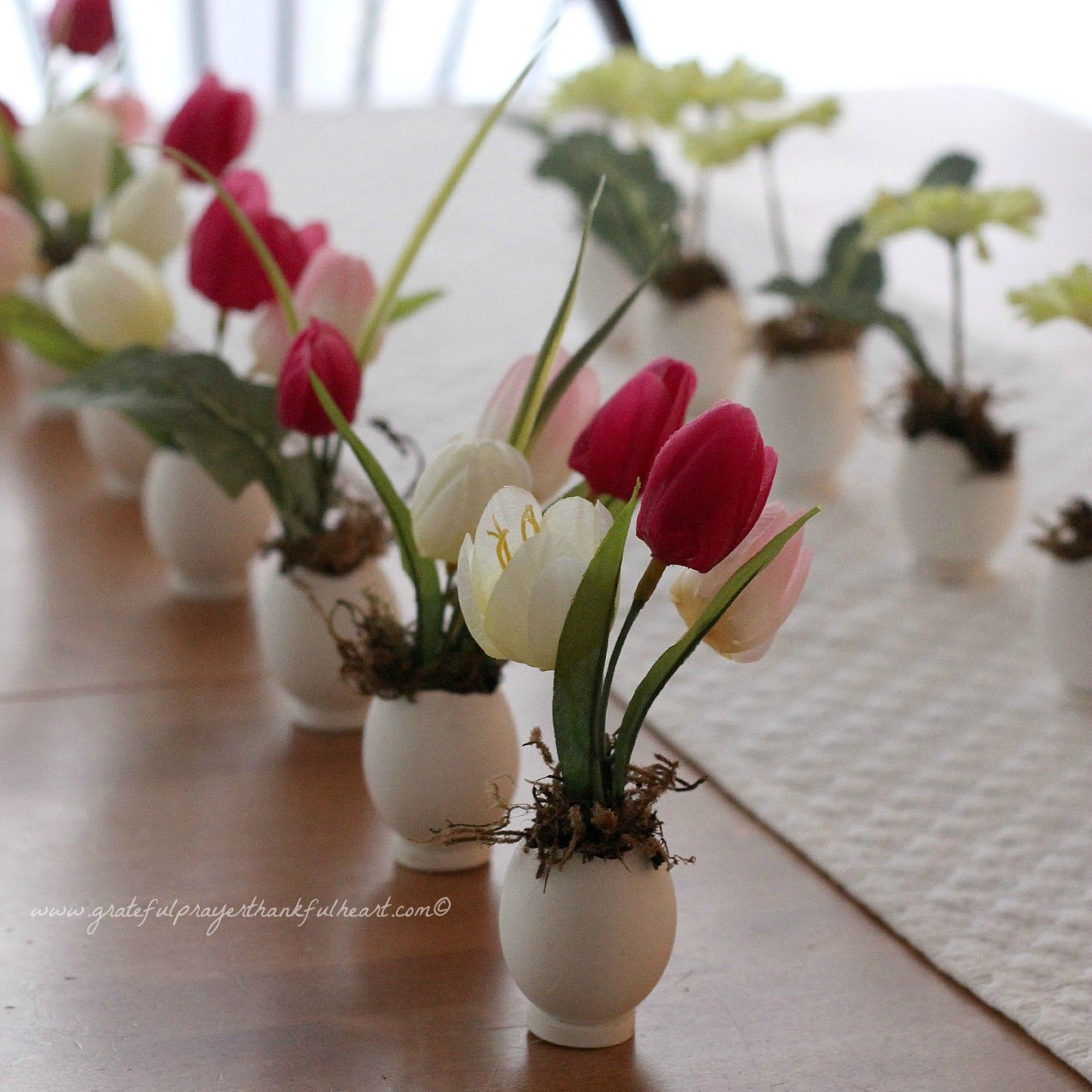 Thiet-ke-noi-that-Beldecor-vn-trang-tri-ban-an-them-lung-linh-voi-hoa 7